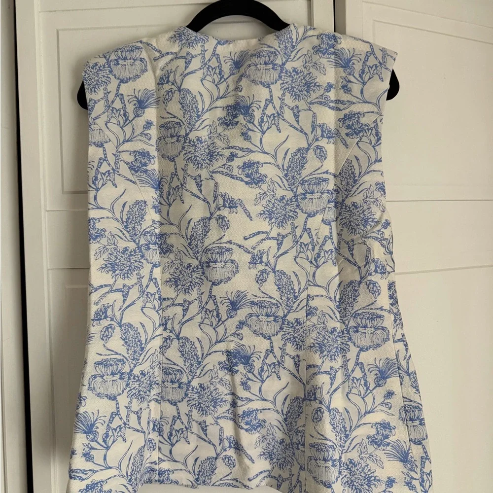 Amanda Uprichard White & Blue Floral Jacquard Sleeveless Vest - Picture 3 of 3